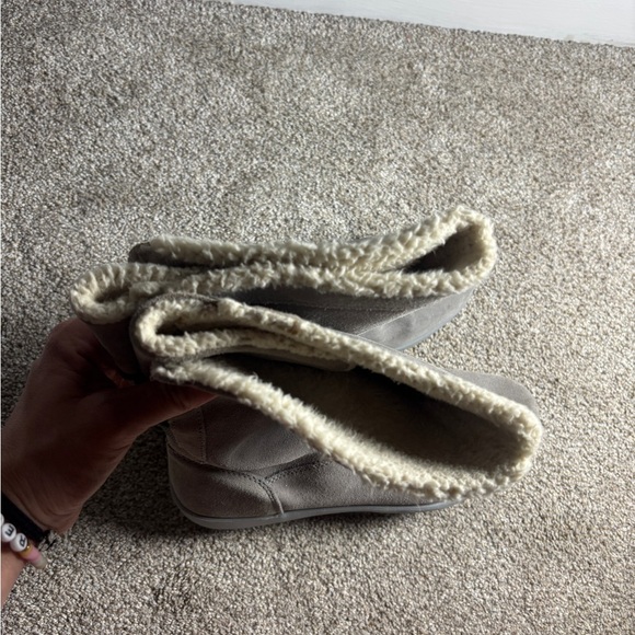 Crocs Women Adela Boots Size 9 Gray Faux Fur Suede Snow Outdoor Winter Shoes - Picture 3 of 6